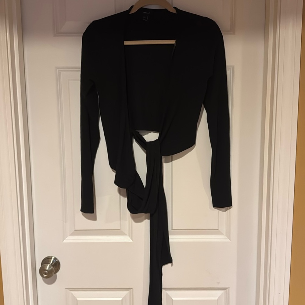 Forever 21 Women’s Black Wrap Top Size Medium